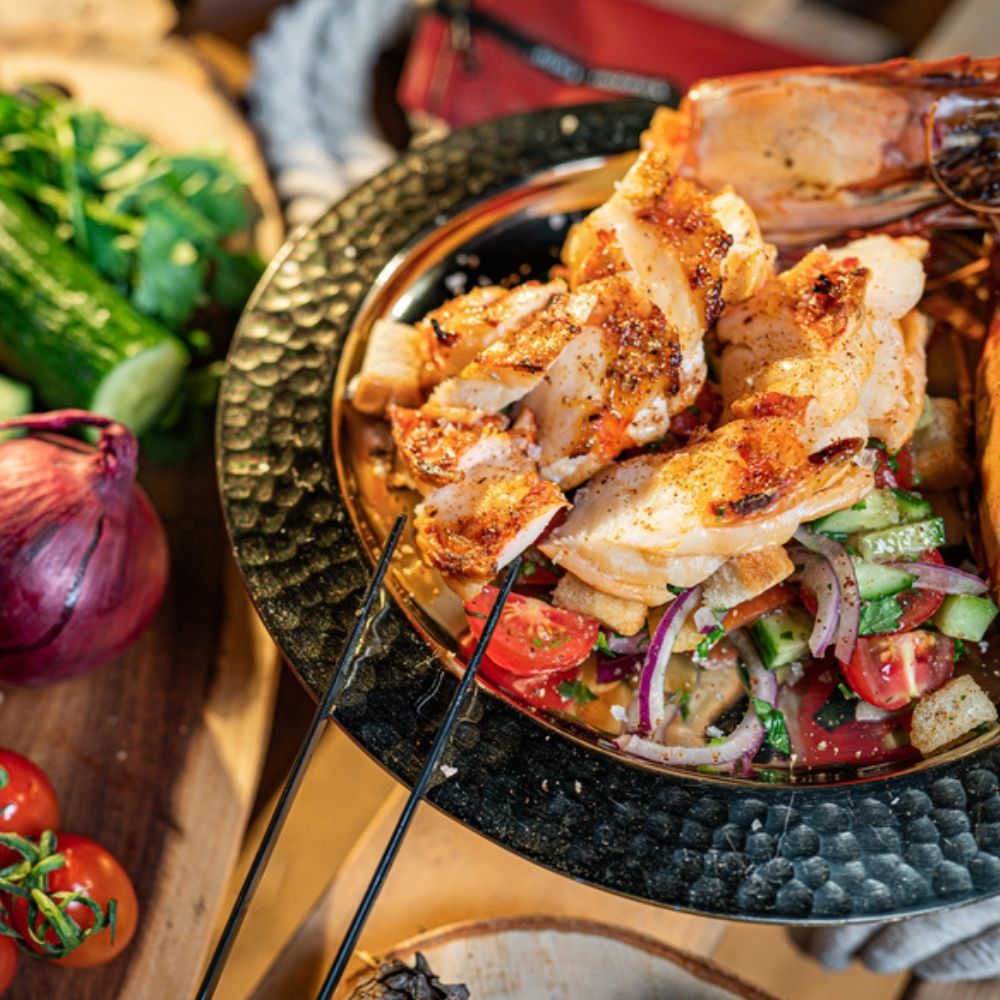 Grilované obří krevety a salát Panzanella