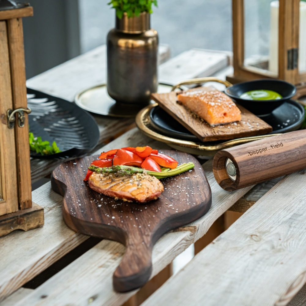 Uzený losos s červeným Kampotským pepřem a uzená kachna s lyofilizovaným Kampotským pepřem