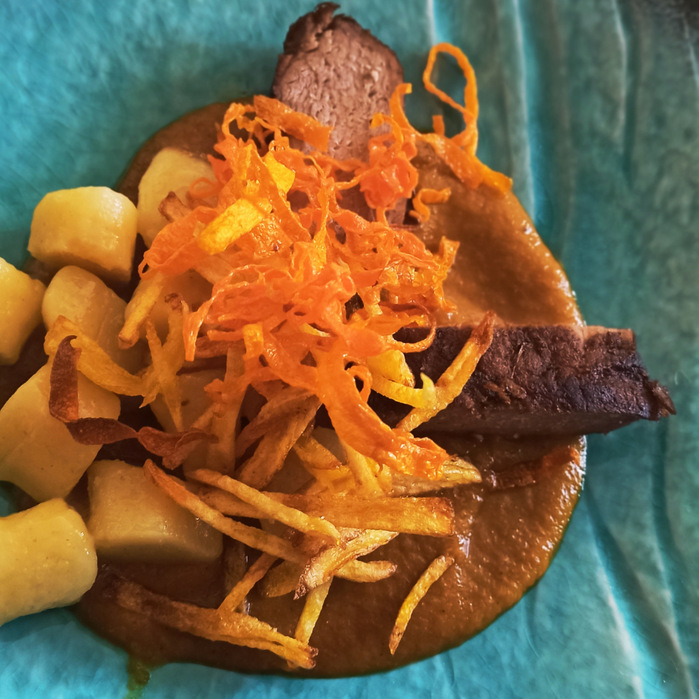 Kančí hřbet marinovaný v černém Kampotském pepři s omáčkou z kořenové zeleniny podle herečky Markéty Hrubešové