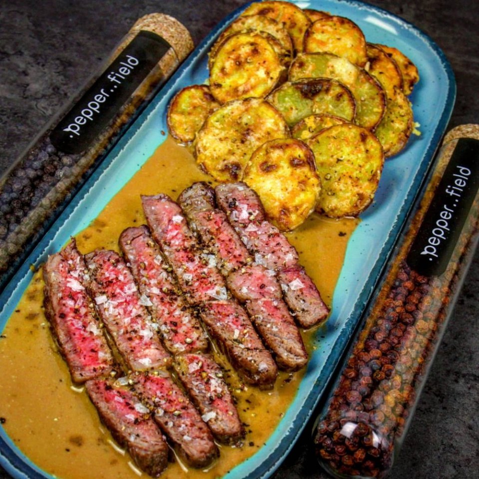 Ribeye steak s parmezánovými bramborami a hořčicovou omáčkou