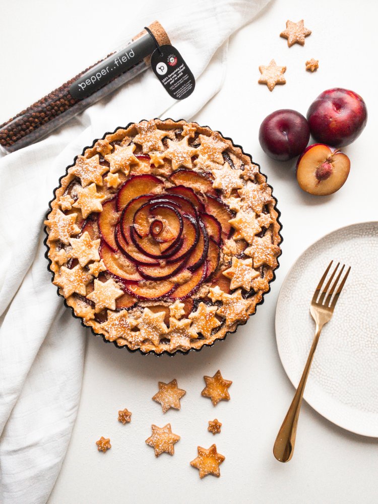 Koláč s pepřovým frangipane a blumami