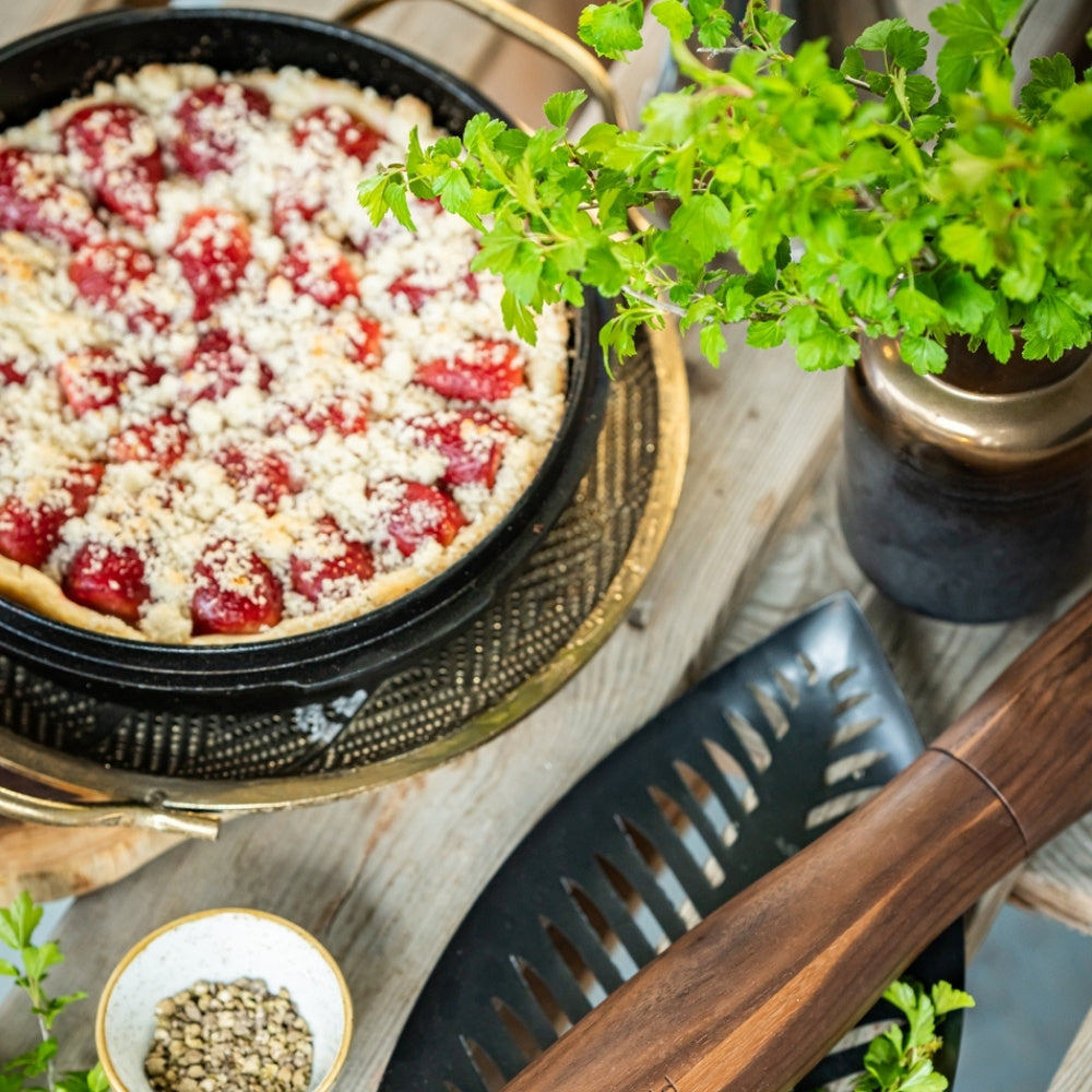 Jahodový koláč pečený na grilu s červeným Kampotským pepřem