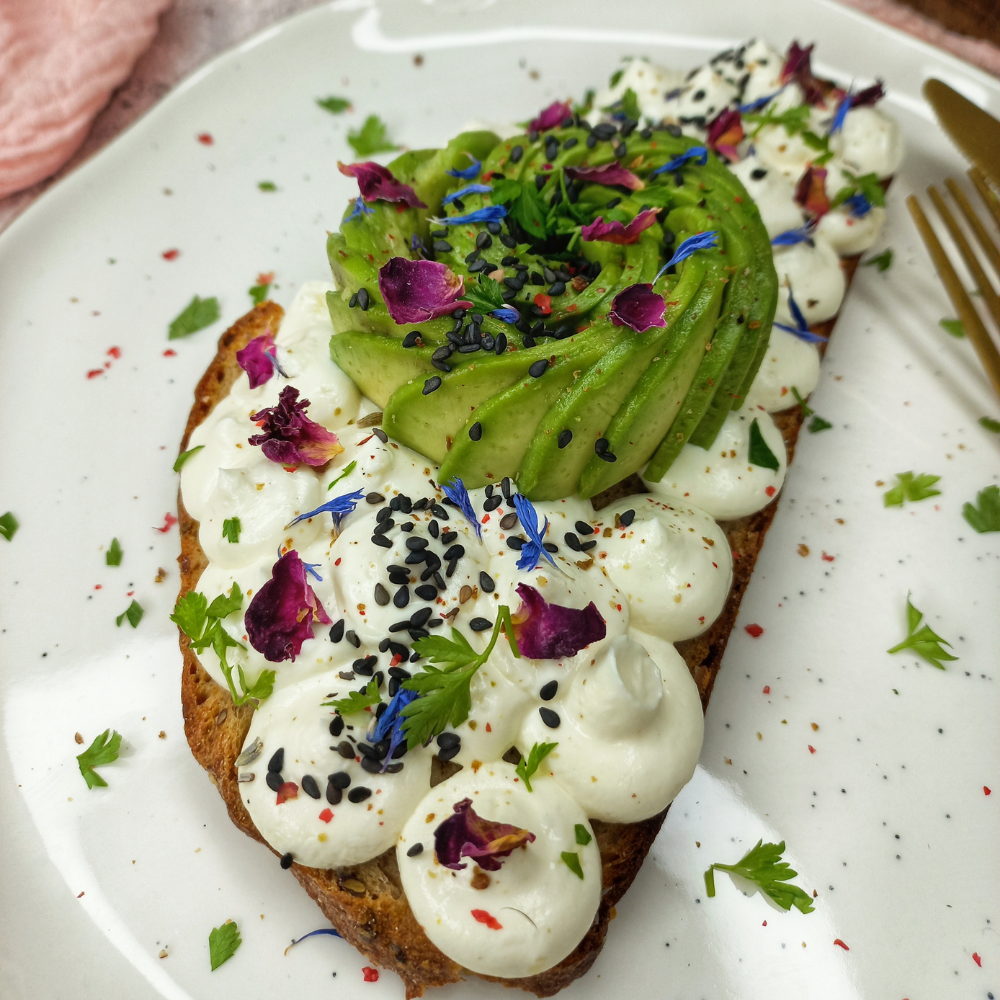 Avokádový toast s červeným Kampotským pepřem