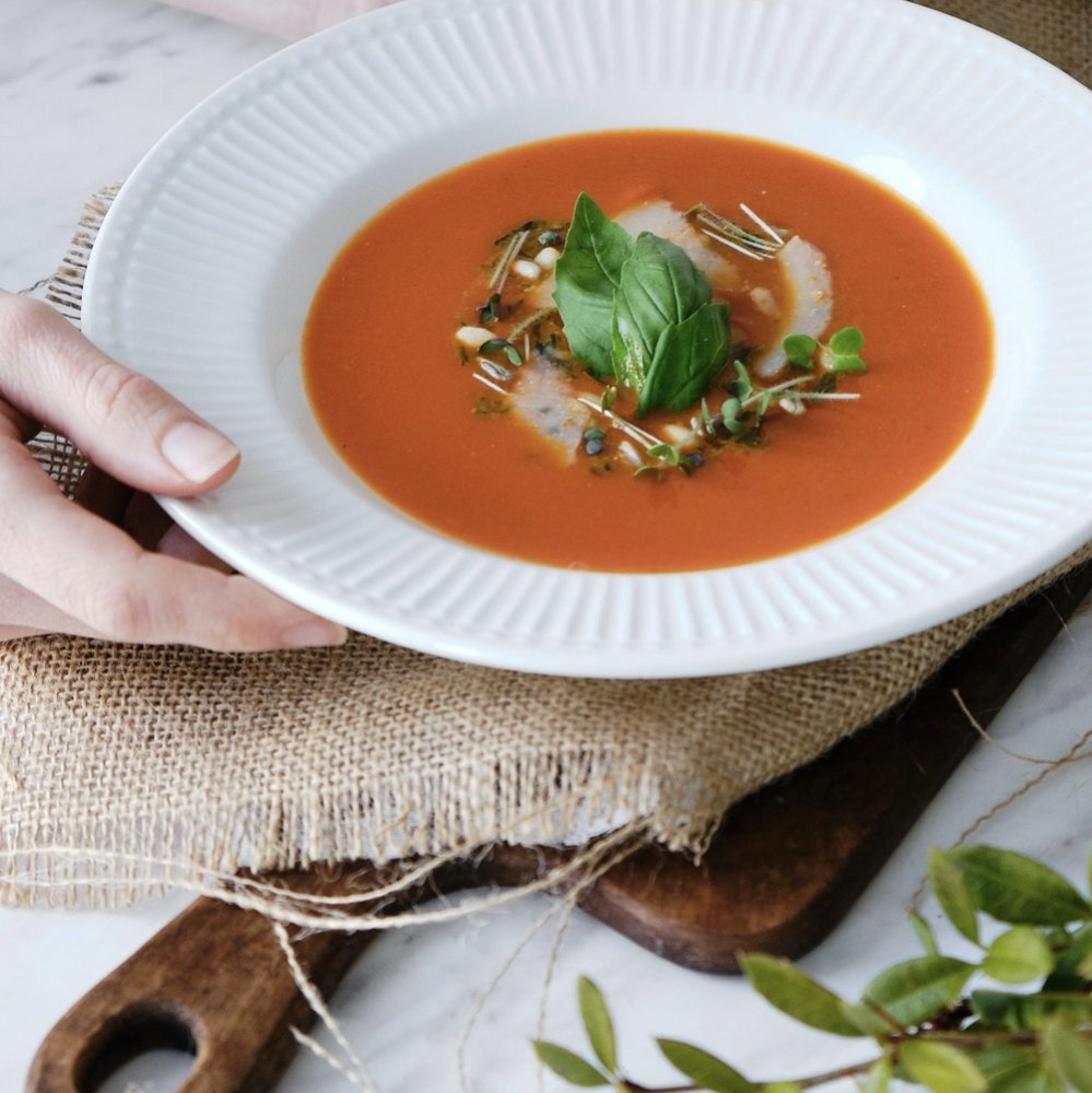 Rajčatová polévka s červeným Kampotským pepřem