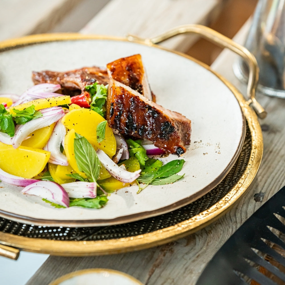 Uzená vepřová žebra provoněná Asií se salátem ze žluté ředkve