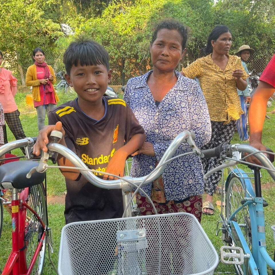 Předali jsme jízdní kola .pepper..bikes dětem našich farmářů