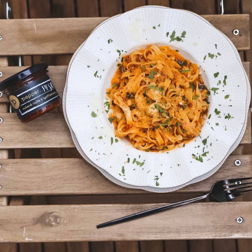 Rychlé těstoviny s .pepper..pestem a lyofilizovaným zeleným Kampotským pepřem