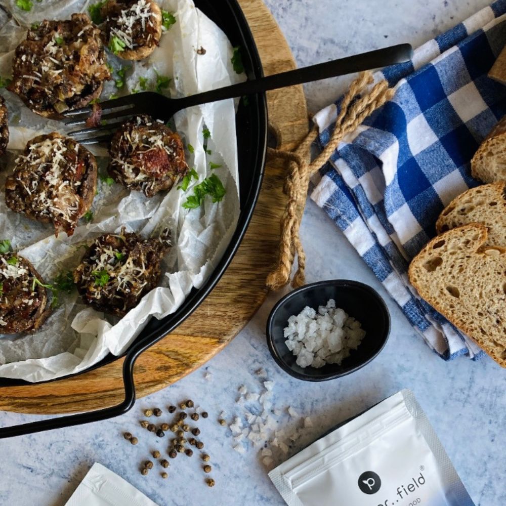 Grilované žampiony se sýrem, slaninou a zeleným lyofilizovaným pepřem