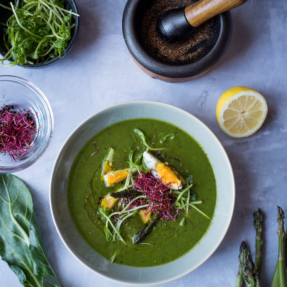 Mangoldová polévka s červeným Kampotským pepřem