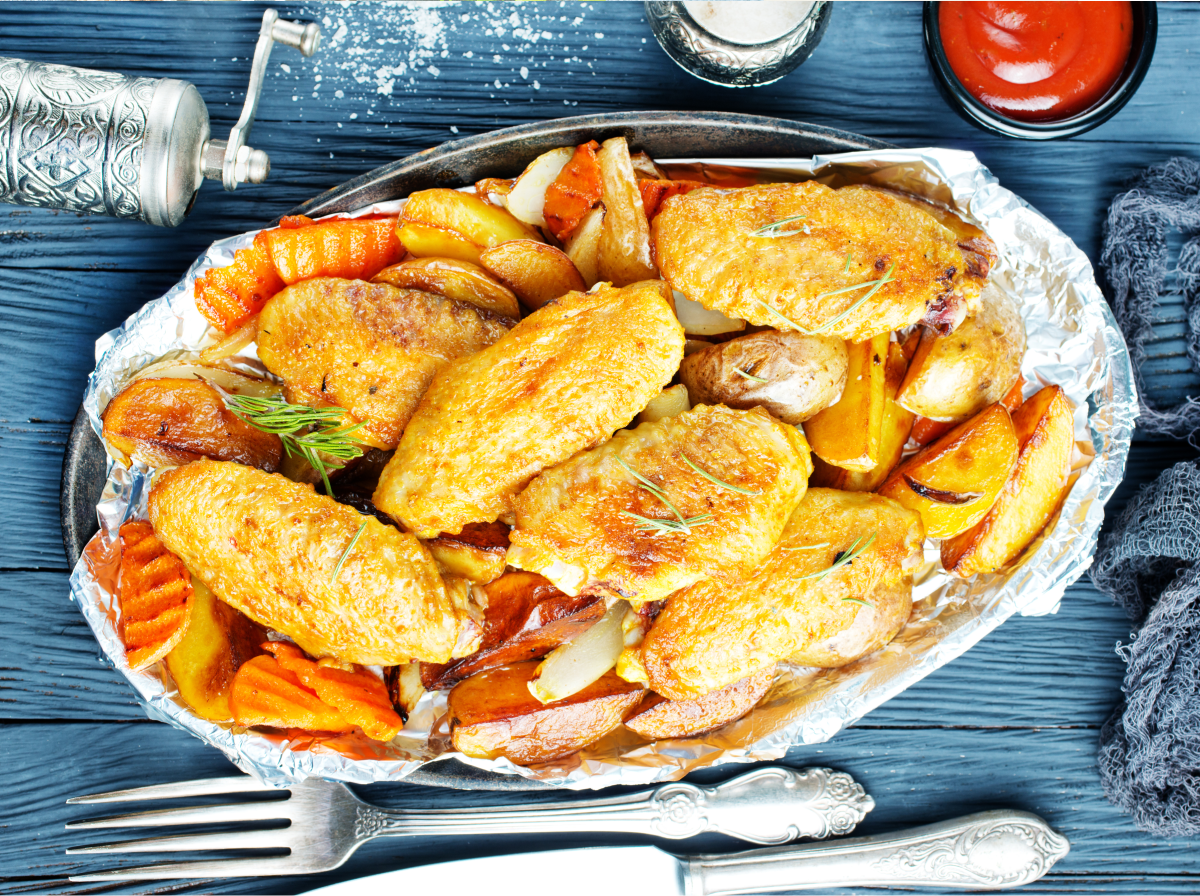 Jednoduchá večeře z jednoho plechu: Kuřecí stehna s javorovo-hořčičnou marinádou