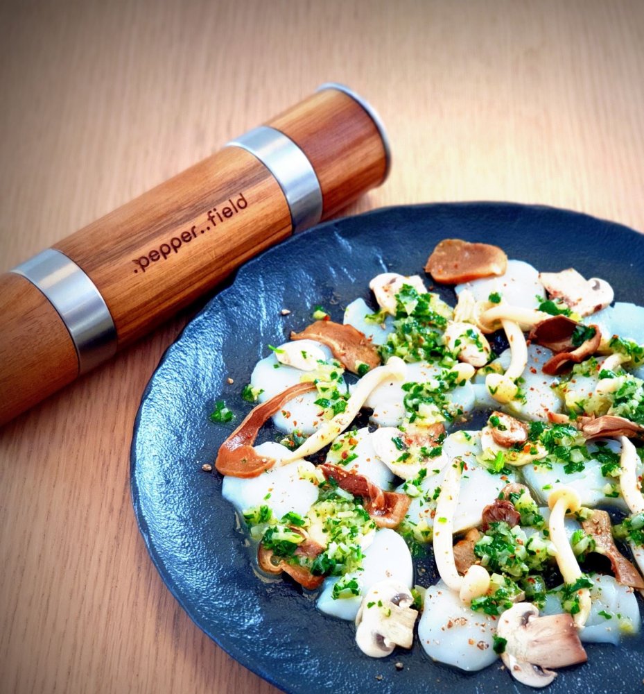 Hřebenatky s houbami a tmavě červeným Kampotským pepřem