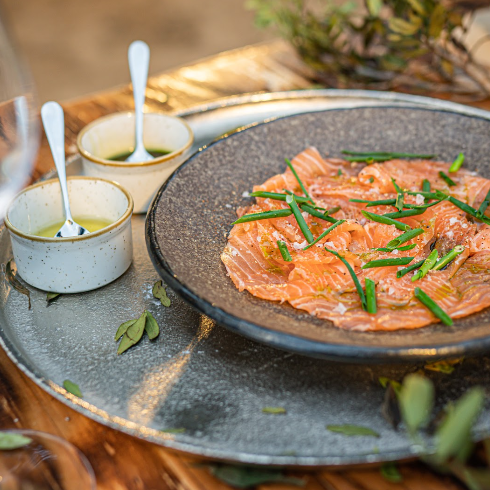 Carpaccio z lososa a červeným Kampotským pepř a pažitkou