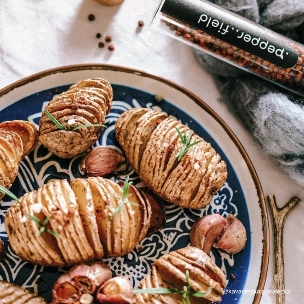 Švédské pečené brambory hasselback s červeným Kampotským pepřem
