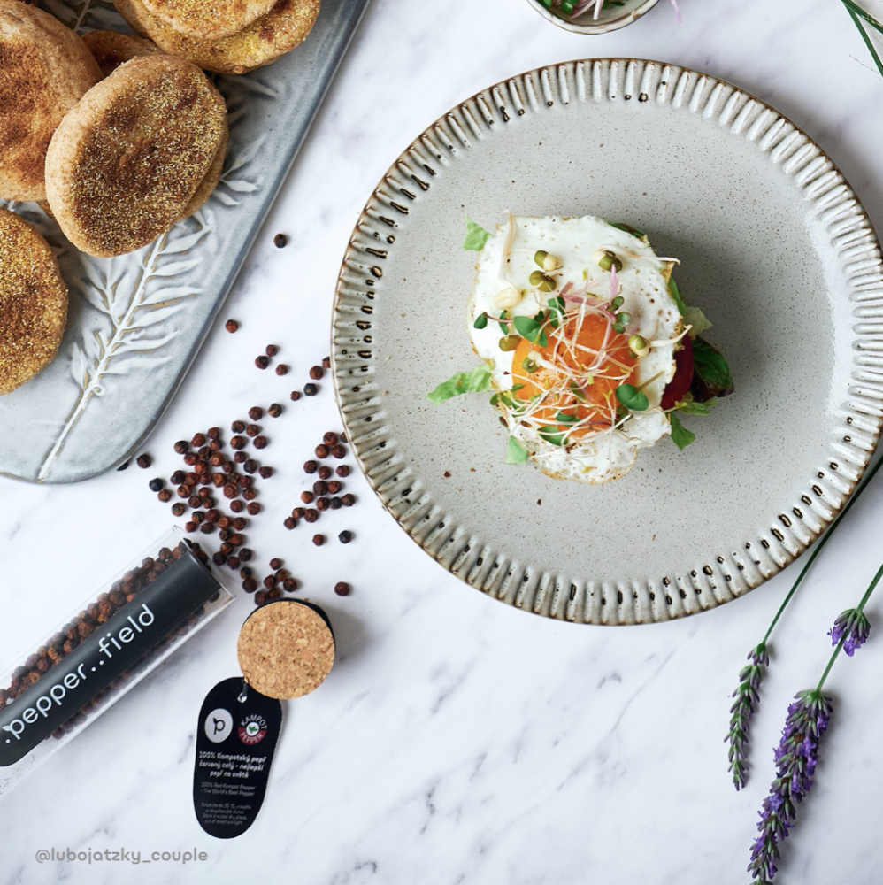 Celozrnné anglické muffiny s červeným Kampotským pepřem