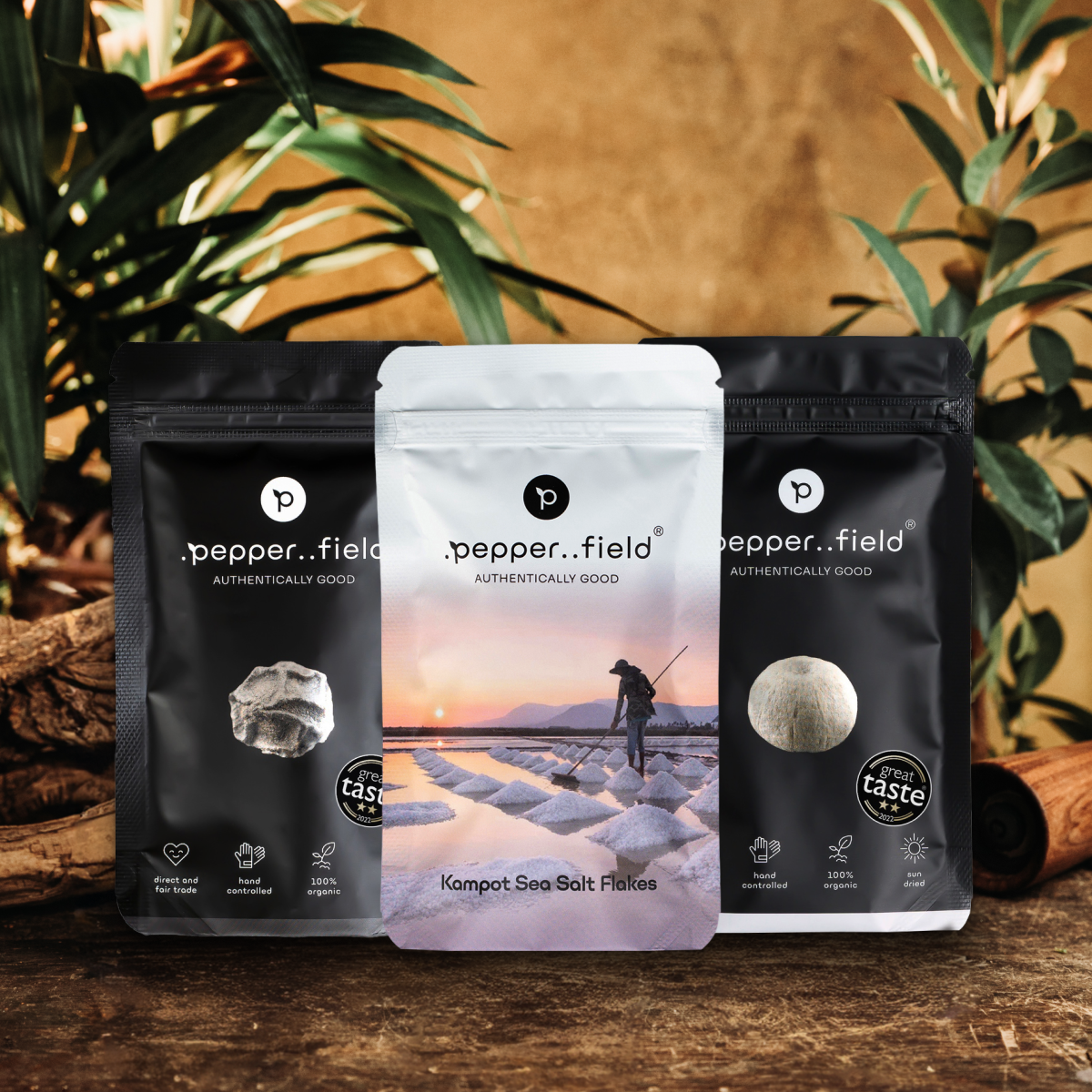 Set: Black and white Kampot  pepper, salt pyramids (Salt Flakes) 