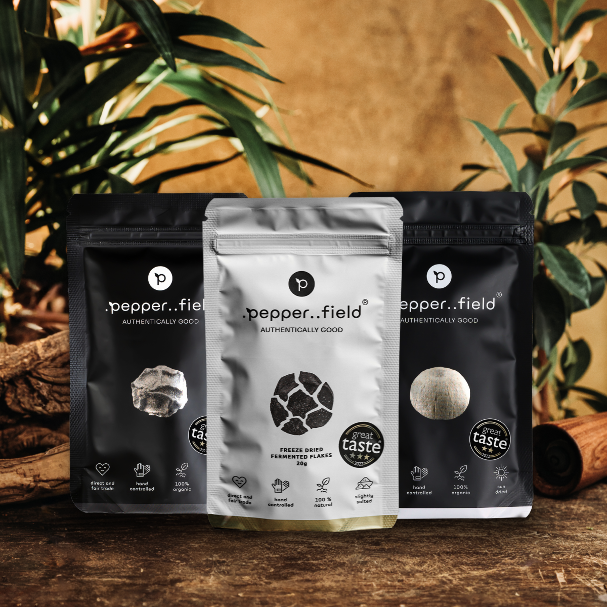 Set: Black and white Kampot  pepper, lyophilized flakes of fermented Kampot pepper (Pepper Flakes) 