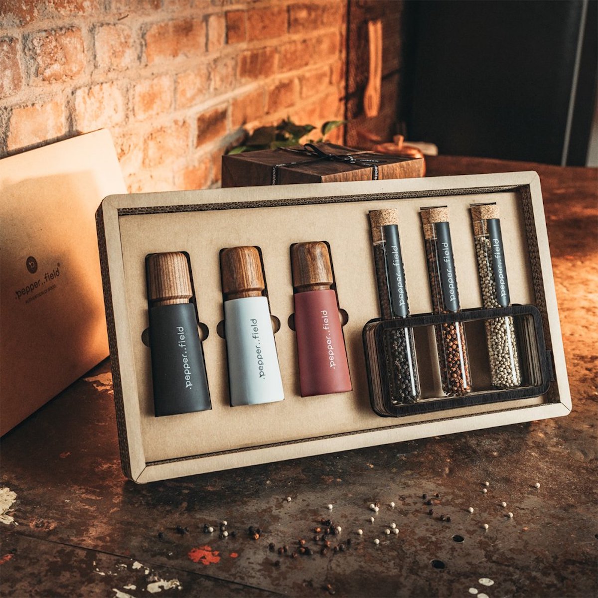 Luxury gift case made of recycled cardboard with 3 grinders and Kampot pepper 3x70g in tubes with a stand